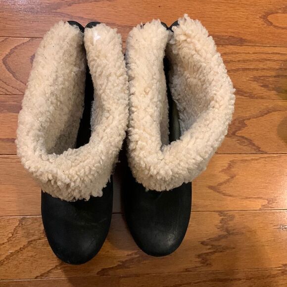 UGG Size 6 Lynnea black suede shearling lined clog boots - Picture 11 of 14